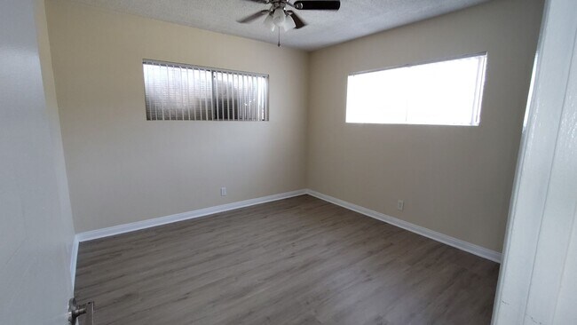 Building Photo - 2 BDRM, 1 BA WITH PRIVATE YARD AND GARAGE!