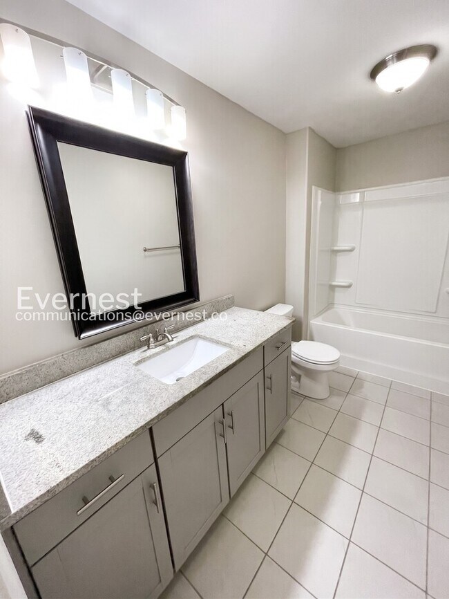 Building Photo - Charming Modern Home / 5 beds 3.5 baths / Garage attached / Fenced-Yard / Available now!