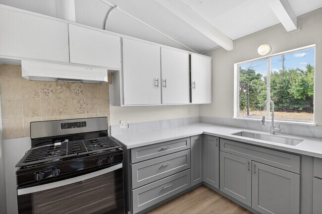 Building Photo - Charming 3-Bed Gem in Sacramento