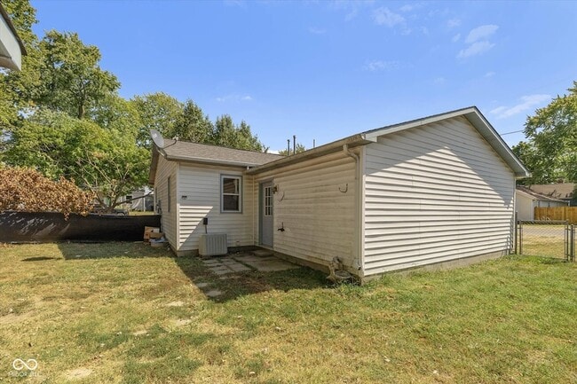 Building Photo - 900 Yandes St