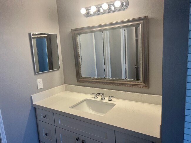 Building Photo - 9461 Evergreen Pl