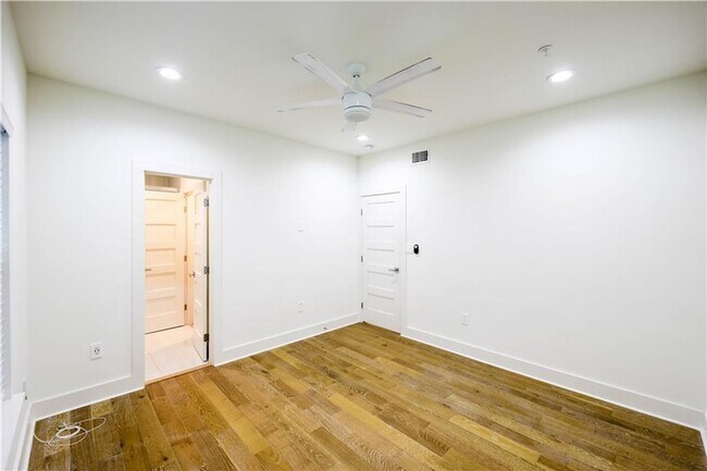 Building Photo - 8 Bedrooms 8 Baths Pre-leasing Now for 2027/2028!!!!