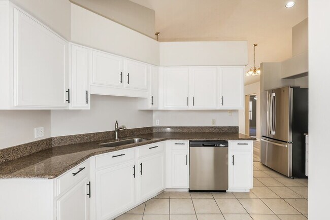 Building Photo - 535 Royal Ridge St