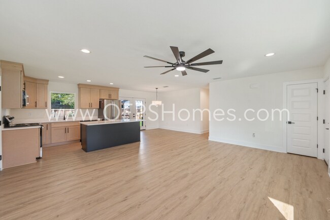 Building Photo - 118 Oregon Dr NE