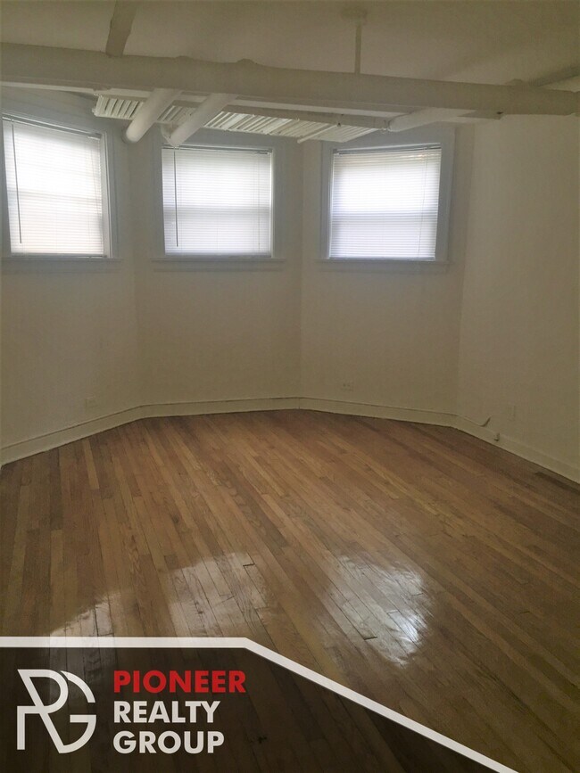 Primary Photo - 1311 Dempster St