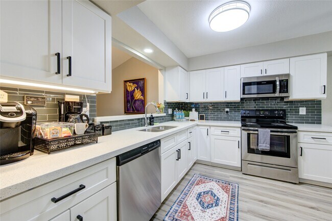Building Photo - 7373 Antoine Dr