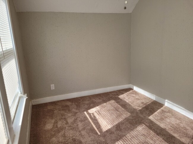 Building Photo - 4 bedroom/2 bath home