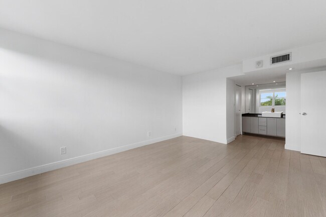 Building Photo - 16546 NE 26th Ave