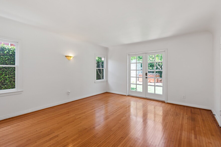 Building Photo - 10733 Wellworth Ave
