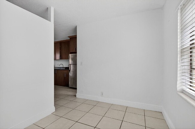 Building Photo - QUICK MOVE IN - FIRST MONTH FREE | Bright & Modern 1-Bedroom Apartment in Prime Oakland Park Loca...