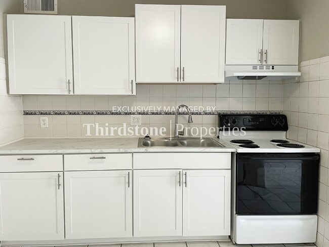 Building Photo - 10452 Pinehurst Dr
