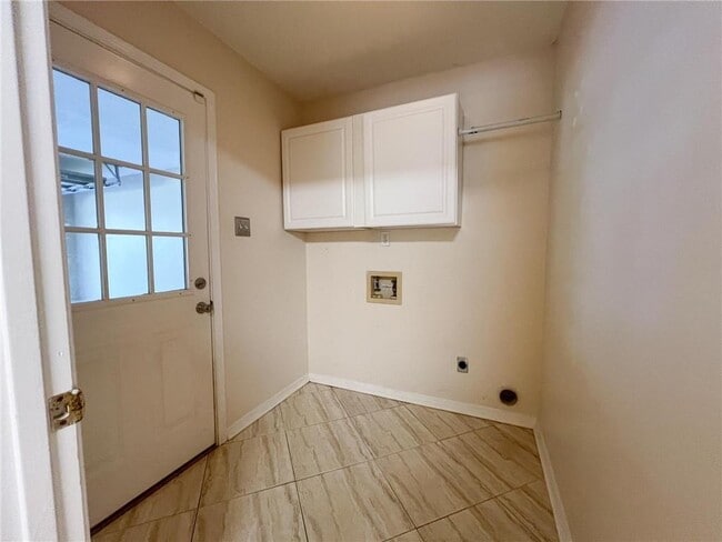 Building Photo - 7401 Lakeview Dr