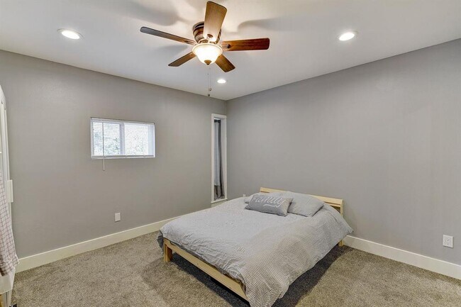 Building Photo - 935 La Posada Dr