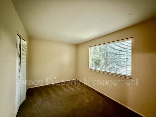 Building Photo - 1070 Iris St