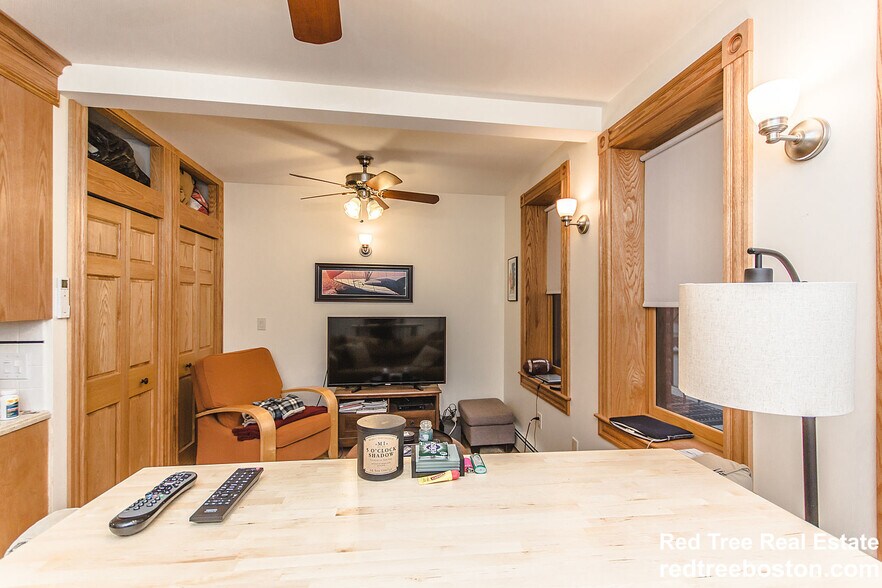 Building Photo - 137 Charles St