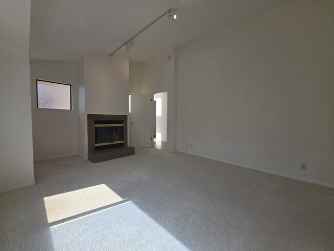 Building Photo - 627 F St