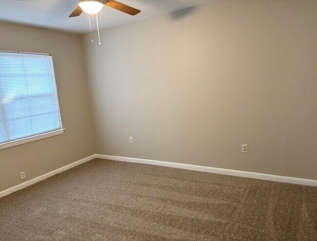 Building Photo - 41 Maple Ave