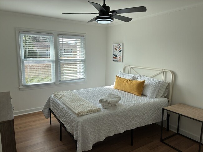 Building Photo - 3 Bedroom 2 Bathroom