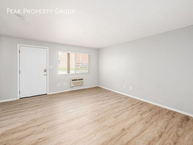 Building Photo - 593 Riverview Dr