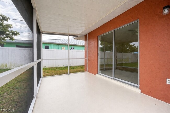 Building Photo - 633 SE 12th Ct