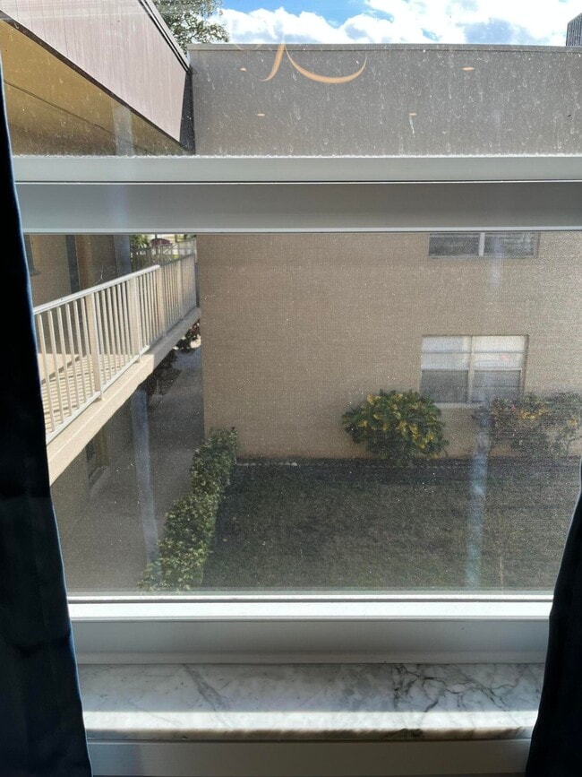 Building Photo - 812 Burgundy Q