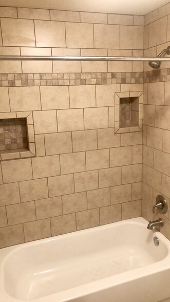 Bathroom 2 Shower/Tub combo - 1305 Kings Way