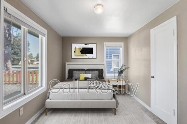 Building Photo - 5424 N Oak St