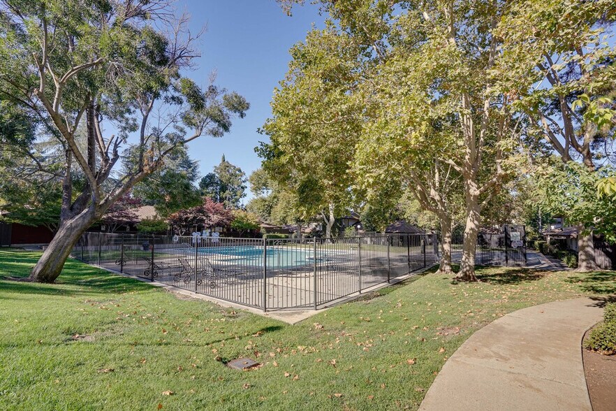 Building Photo - 5474 Roundtree Pl