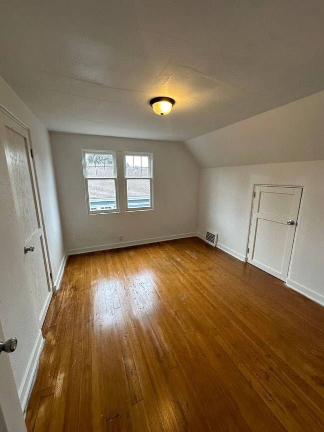 Building Photo - Downtown Remodeled Kent Home with fenced yard!