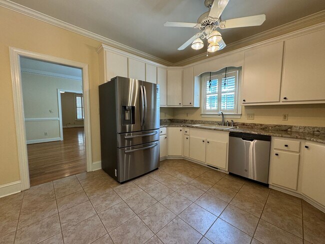 Building Photo - Charming 4 Bed 3.5 Home in Haymount