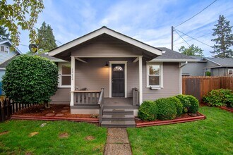 Building Photo - Newly-Remodeled 2 Bed, 1 Bath House