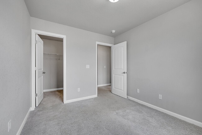 Building Photo - $2,150 - 3 Bed, 2.5 Bath Updated Townhome ...