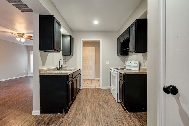 Building Photo - * * * $250 Move-in Special * * * Charming 2-Bedroom / 2-Bathroom Retreat! * * * $250 Move-in Spec...