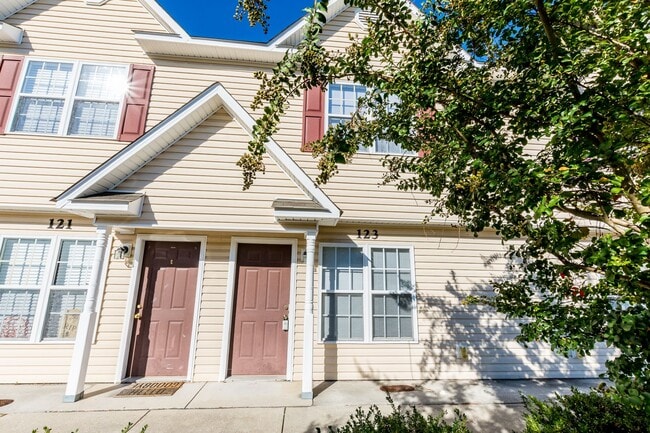 Building Photo - MOVE IN READY!!