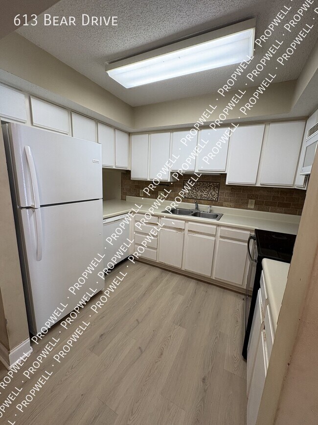 Building Photo - 613 Bear Dr