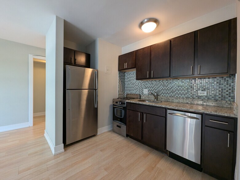 Building Photo - 429 W Wellington Ave