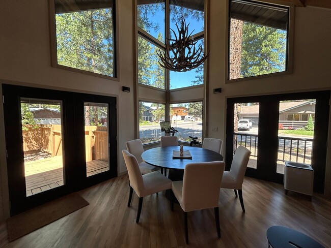 Building Photo - Fully Furnished, Beautifully Remodeled Cha...