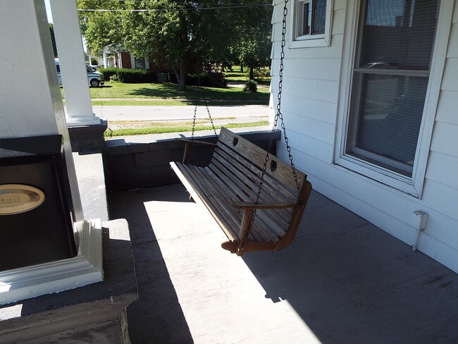 Building Photo - Two bedroom/one bathroom single family hou...