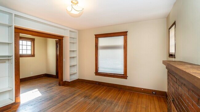 Building Photo - 823 Dewey Ave