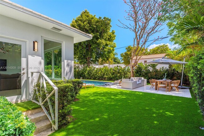 Building Photo - 6145 La Gorce Dr
