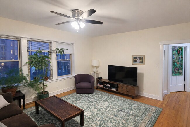 Building Photo - 2482 N Lincoln Ave