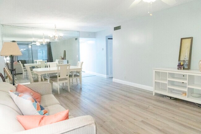 Building Photo - 2851 Somerset Dr