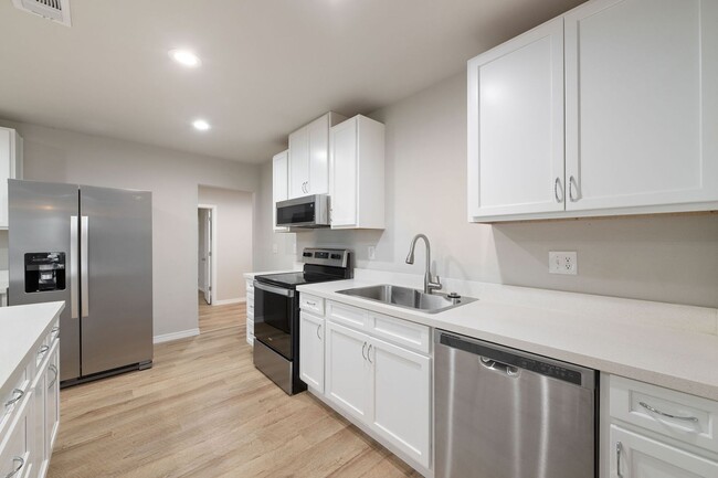 Building Photo - Gorgeous 4/2 Renovated Home in the Heart o...