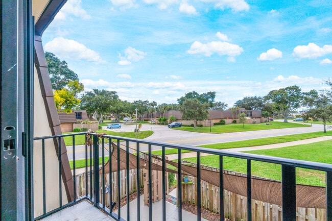 Building Photo - 1015 10th Ct