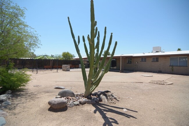 Building Photo - Charming 3 Bedroom 2 Bath House! Great Nor...