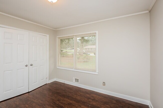 Building Photo - 1201 Valerie Woods Dr