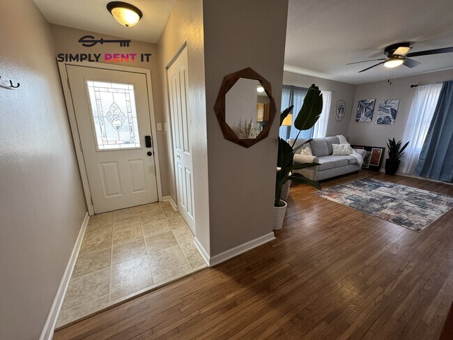 Building Photo - Updated 3+ Bedroom, 1.5 Bath Avail Aug 1st