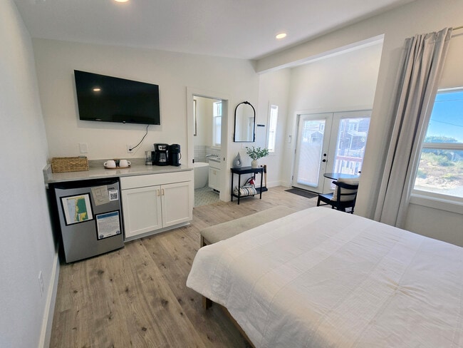 Building Photo - 118 S Pacific St