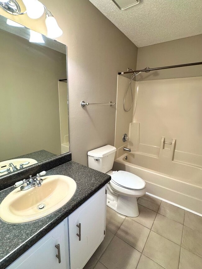 Building Photo - 601 Iroquios