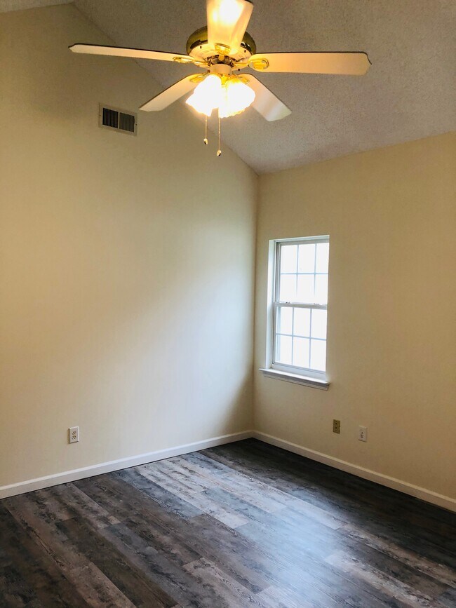 Building Photo - 12045 Evergreen Hollow Dr